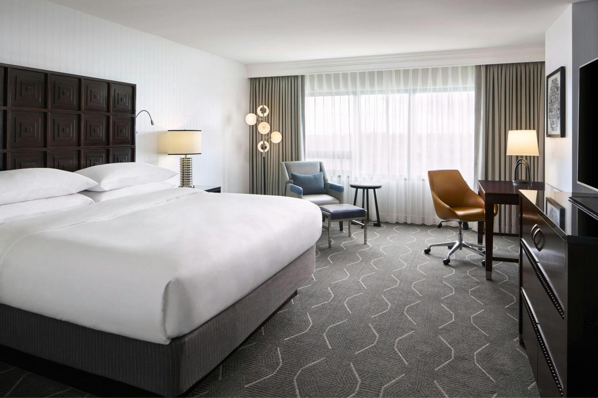 King or Queen Room with Partial Harbor View,1632242532:JPEG