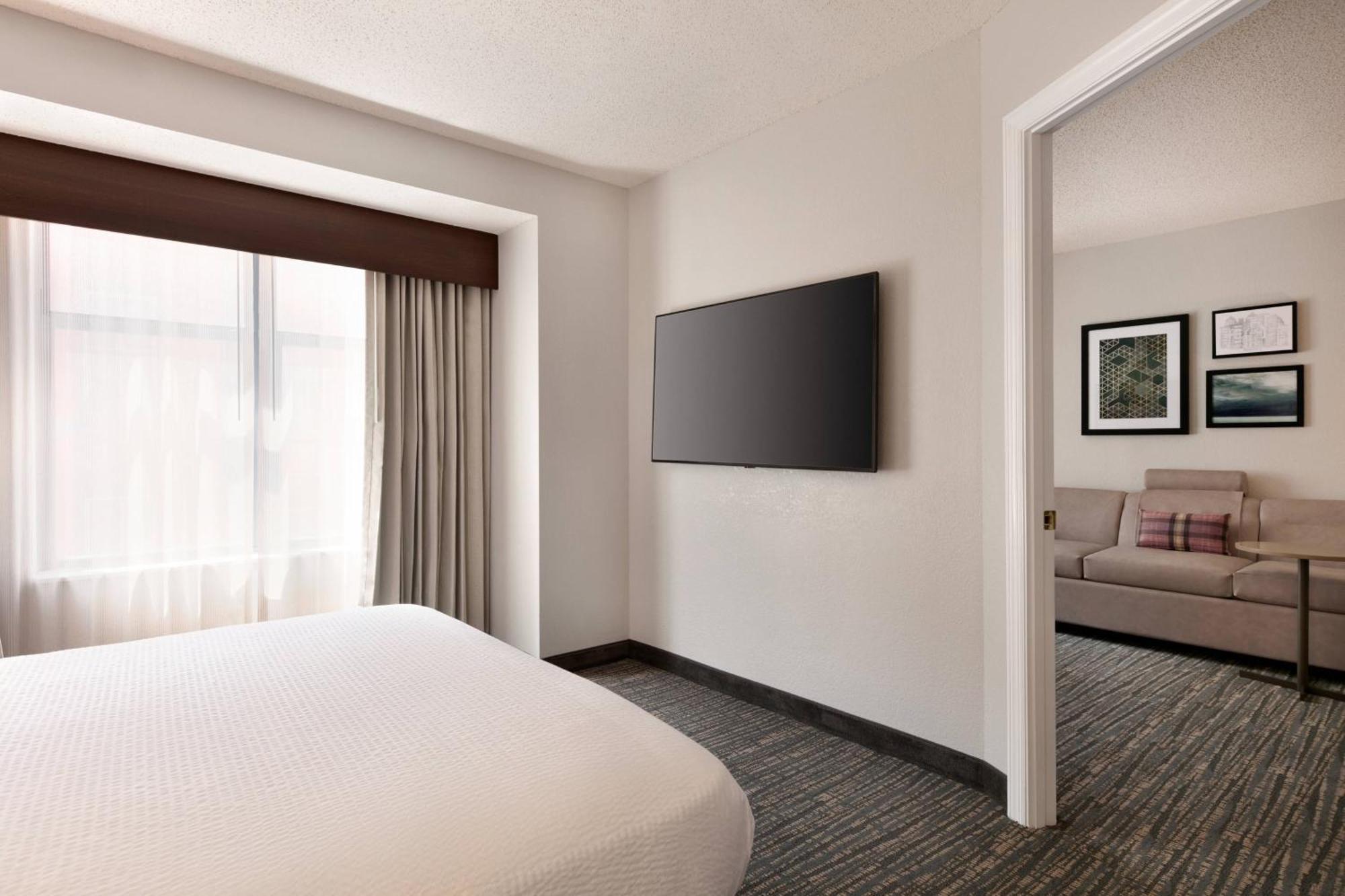 One-Bedroom Queen Suite City View Adapted Tub Mobility Hearing Accessible,1632999177:JPEG
